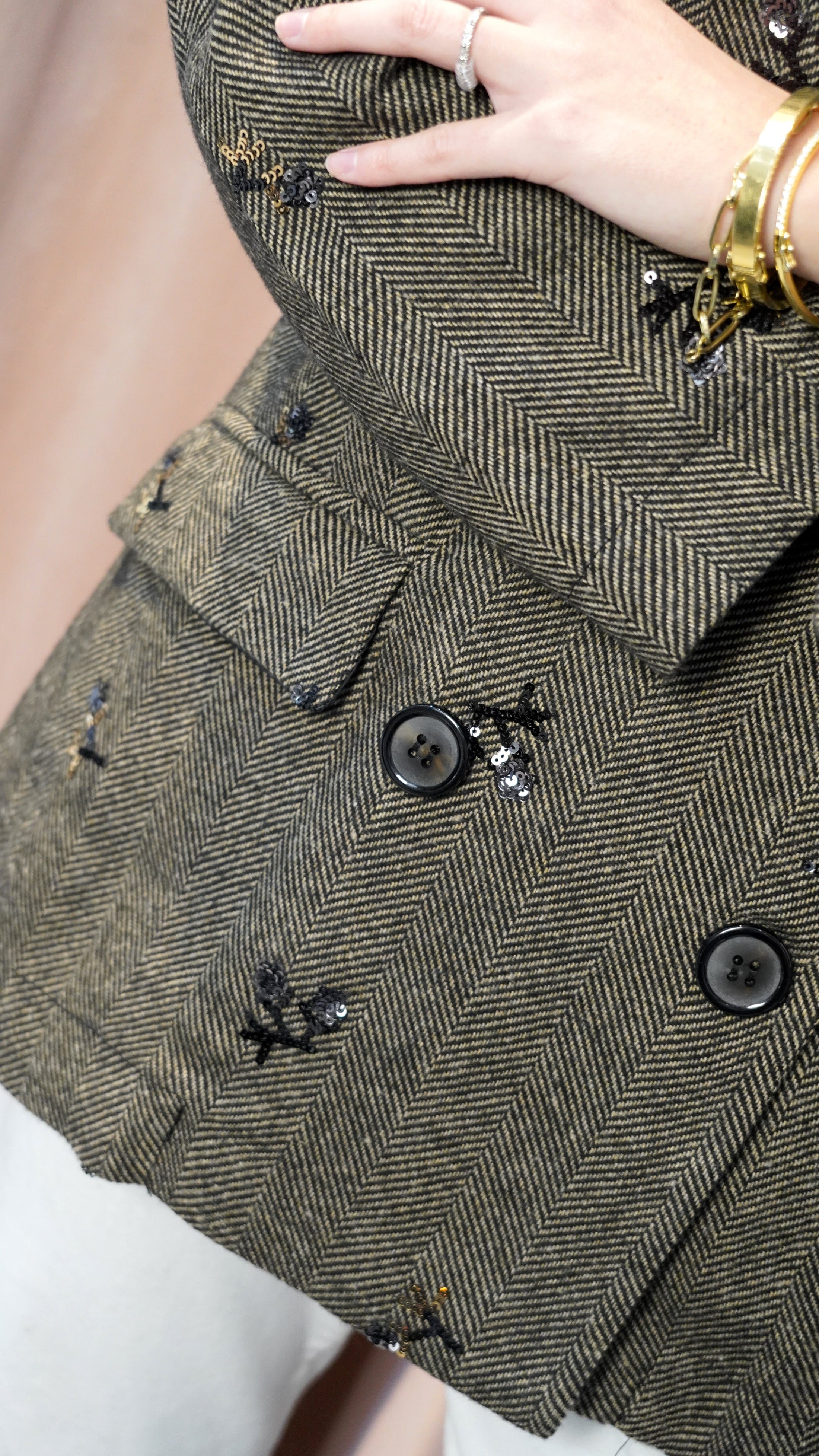 BLAZER ESPIGA CON APLIQUES CHOCOLATE